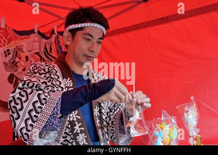 Vorbereitung der traditionellen japanischen Zucker Skulpturen Ame Zaiku von Meister Takahiro Mizuki Folklorissimo 2016 Folklore Festivals in Brüssel, Belgien, auf Sonntag, 18. September 2016. Im Jahr 2016 ist Land der Festival Japan. Stockfoto