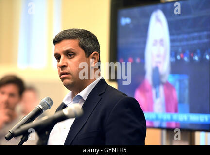 Berlin, Deutschland. 18. September 2016. Berliner SPD Gruppe Führer Raed Saleh spricht während des Wahlkampfs im Berliner Abgeordnetenhaus in Berlin, Deutschland, 18. September 2016. Foto: SOEREN STACHE/DPA/Alamy Live-Nachrichten Stockfoto