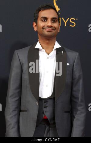 Los Angeles, CA, USA. 18. September 2016. Aziz Ansari im Ankunftsbereich für das 68. Annual Primetime Emmy Awards 2016 - Ankünfte 2, Microsoft Theater, Los Angeles, CA 18. September 2016. Bildnachweis: Priscilla Grant/Everett Collection/Alamy Live-Nachrichten Stockfoto