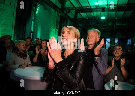 Berlin, Deutschland. 18. September 2016. Parteichef Buendnis 90/Die Gruenen, Simone Peter (l-R) und Buendnis 90/Die Gruenen Bundestag Vertreters, Juergen Trittin, applaudieren die jüngsten Prognosen zufolge bei der Buendnis 90/Die Gruenen Wahl Party in Berlin, Deutschland, 18. September 2016. Foto: GREGOR FISCHER/DPA/Alamy Live-Nachrichten Stockfoto