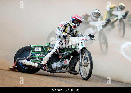 Pardubice, Tschechische Republik. 18. September 2016. Russische Fahrer Emil Sayfutdinov gewann das Goldhelm internationale Speedway Rennen, vor polnischen Rune Holta (vorne) und Deutsche Martin Smolinski, in Pardubice, Tschechische Republik, 18. September 2016. Bildnachweis: David Tanecek/CTK Foto/Alamy Live-Nachrichten Stockfoto