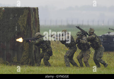 Die NATO Tage und tschechischen Luftwaffe Tage am Flughafen von Mosnov, Ostrava, Tschechische Republik, 17. September 2016. (Foto/Jaroslav Ozana CTK) Stockfoto