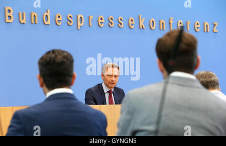 Berlin, Deutschland. 19. Sep, 2016. FDP-Führer Christian Lindner beantwortet Fragen von Journalisten nach den Berliner Abgeordnetenhaus-Wahlen in Berlin, Deutschland, 19. September 2016. Foto: WOLFGANG KUMM/DPA/Alamy Live-Nachrichten Stockfoto