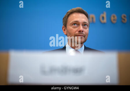 Berlin, Deutschland. 19. Sep, 2016. FDP-Führer Christian Lindner spricht auf einer Pressekonferenz nach den Berliner Abgeordnetenhaus-Wahlen in Berlin, Deutschland, 19. September 2016. Foto: BERND VON JUTRCZENKA/DPA/Alamy Live-Nachrichten Stockfoto