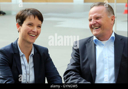 Berlin, Deutschland. 19. Sep, 2016. Erstklassige Kandidaten die AfD in Berlin, Georg Pazderski und AfD Führer Frauke Petry, Rede vor einer Pressekonferenz in Berlin, Deutschland, 19. September 2016. Foto: WOLFGANG KUMM/DPA/Alamy Live-Nachrichten Stockfoto