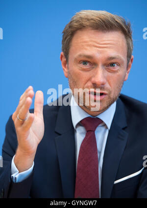 Berlin, Deutschland. 19. Sep, 2016. FDP-Führer Christian Lindner spricht auf einer Pressekonferenz nach den Berliner Abgeordnetenhaus-Wahlen in Berlin, Deutschland, 19. September 2016. Foto: BERND VON JUTRCZENKA/DPA/Alamy Live-Nachrichten Stockfoto