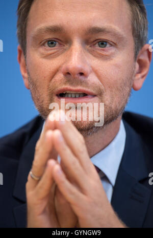 Berlin, Deutschland. 19. Sep, 2016. FDP-Führer Christian Lindner spricht auf einer Pressekonferenz nach den Berliner Abgeordnetenhaus-Wahlen in Berlin, Deutschland, 19. September 2016. Foto: BERND VON JUTRCZENKA/DPA/Alamy Live-Nachrichten Stockfoto