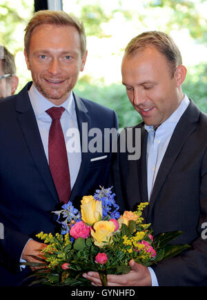 Berlin, Deutschland. 19. Sep, 2016. FDP-Führer Christian Lindner (l) gratuliert FDP-Spitzenkandidat Sebastian Czaja, in Berlin, Deutschland, 19. September 2016. Foto: BRITTA PEDERSEN/DPA/Alamy Live-Nachrichten Stockfoto