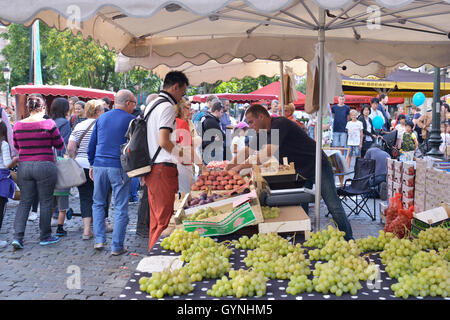 Brüssel, 18. Sep, 2016 Straßenmarkt im historischen Zentrum am Wochenende ohne Auto in Brüssel, Belgien, auf Sonntag, 18. September 2016. Im Jahr 2016 Festival ist Japan © Skyfish/Alamy Live News Stockfoto
