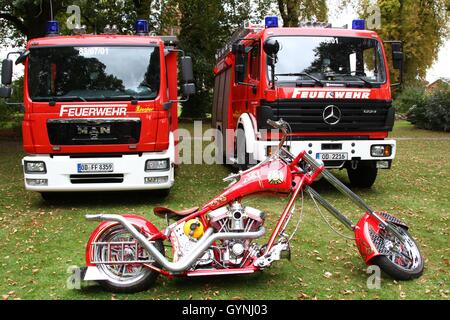 Siek, Deutschland. 18. September 2016. Orange County Choppers OCC Feuer Fahrrad könnte an der Feuerwehr-Station in Siek gesehen werden. Die Harley Davidson entstand 2003 um 343 Feuerwehrleute zu Ehren, die ihr Leben während den Rettungsmaßnahmen der Terroranschläge von 9/11 auf das World Trade Center in New York verloren. | Nutzung weltweit © Dpa/Alamy Live-Nachrichten Stockfoto