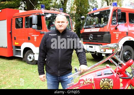 Siek, Deutschland. 18. September 2016. Orange County Choppers OCC Feuer Fahrrad könnte an der Feuerwehr-Station in Siek gesehen werden. Die Harley Davidson entstand 2003 um 343 Feuerwehrleute zu Ehren, die ihr Leben während den Rettungsmaßnahmen der Terroranschläge von 9/11 auf das World Trade Center in New York verloren. | Nutzung weltweit © Dpa/Alamy Live-Nachrichten Stockfoto