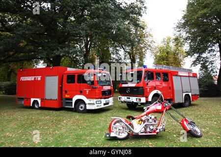 Siek, Deutschland. 18. September 2016. Orange County Choppers OCC Feuer Fahrrad könnte an der Feuerwehr-Station in Siek gesehen werden. Die Harley Davidson entstand 2003 um 343 Feuerwehrleute zu Ehren, die ihr Leben während den Rettungsmaßnahmen der Terroranschläge von 9/11 auf das World Trade Center in New York verloren. | Nutzung weltweit © Dpa/Alamy Live-Nachrichten Stockfoto