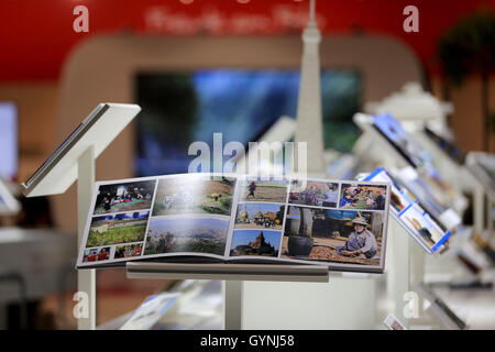 Fotografie-Bücher auf einem Stand auf der Photokina Fotografie Messe in Köln, Deutschland, 19. September 2016. Die weltweit größte Fotografie Handel fair Photokina mit rund 1.000 Ausstellern aus 40 Ländern läuft vom 20 September bis 25. September 2016 in Köln.   FOTO: OLIVER BERG/DPA Stockfoto