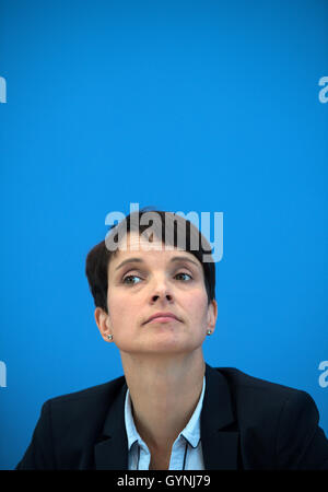 Berlin, Deutschland. 19. Sep, 2016. AfD Partei Führer Frauke Petry anlässlich einer Pressekonferenz im Anschluss an das Berliner Abgeordnetenhaus-Wahlen in Berlin, Deutschland, 19. September 2016. Foto: BERND VON JUTRCZENKA/DPA/Alamy Live-Nachrichten Stockfoto