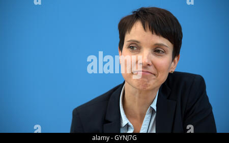 Berlin, Deutschland. 19. Sep, 2016. AfD Partei Führer Frauke Petry anlässlich einer Pressekonferenz im Anschluss an das Berliner Abgeordnetenhaus-Wahlen in Berlin, Deutschland, 19. September 2016. Foto: BERND VON JUTRCZENKA/DPA/Alamy Live-Nachrichten Stockfoto