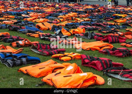 London, Großbritannien-19. September 2016. 2500 Schwimmwesten wurden auf dem Boden der Platz vor dem Parlament in Westminster, von "International Rescue Committee" umgesetzt. Großbritannien und Frankreich sind die Krise in den Ärmelkanal von Calais. Bildnachweis: Alberto Pezzali/Alamy Live-Nachrichten Stockfoto