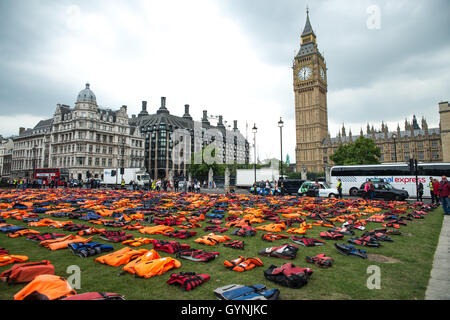 London, Großbritannien-19. September 2016. 2500 Schwimmwesten wurden auf dem Boden der Platz vor dem Parlament in Westminster, von "International Rescue Committee" umgesetzt. Großbritannien und Frankreich sind die Krise in den Ärmelkanal von Calais. Bildnachweis: Alberto Pezzali/Alamy Live-Nachrichten Stockfoto