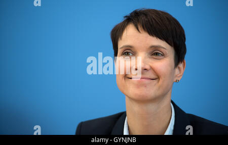 Berlin, Deutschland. 19. Sep, 2016. AfD Partei Führer Frauke Petry anlässlich einer Pressekonferenz im Anschluss an das Berliner Abgeordnetenhaus-Wahlen in Berlin, Deutschland, 19. September 2016. Foto: BERND VON JUTRCZENKA/DPA/Alamy Live-Nachrichten Stockfoto