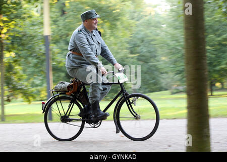 Ein Teilnehmer in der "Velo Classico Deutschland" reitet auf einem Ordance Biycle von der Schweizer Armee von 1944 und trägt auch ein original Uniformen in der Nähe von Ludwigslust, Deutschland, 18. September 2016. Mit historischen Rädern aus den 1920er Jahren bis 1980er Jahren und passende Kleidungsstücke rund 300 Menschen haben an der Veranstaltung "Velo Classico Deutschland" in Ludwigslust am Sonntagmorgen begonnen. Foto: BODO MARKS/DPA Stockfoto