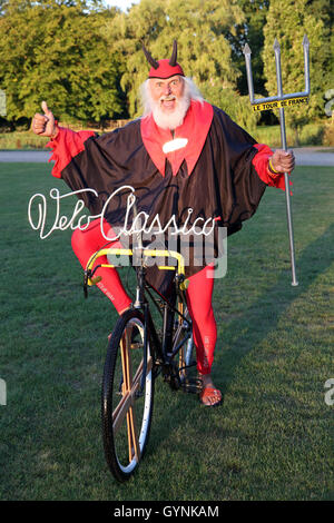 Das Fahrrad Designer Dieter "Didi" Senft posieren vor dem Barockschloss in Ludwigslust als "El Diablo" vor Beginn der "Velo Classico Deutschland" mit seinem DDR Fahrrad aus den sechziger Jahren in Ludwigslust, Deutschland, 18. September 2016. Mit historischen Rädern aus den 1920er Jahren bis 1980er Jahren und passende Kleidungsstücke rund 300 Menschen haben an der Veranstaltung "Velo Classico Deutschland" in Ludwigslust am Sonntagmorgen begonnen. Foto: BODO MARKS/DPA Stockfoto