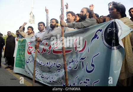 Aktivisten der Muslimliga (PML-N-Jugendorganisation) skandieren Parolen gegen Tehreek-e-Insaf (PTI) Diözese März bei Protestkundgebung in Islamabad Presseclub auf Montag, 19. September 2016. Stockfoto