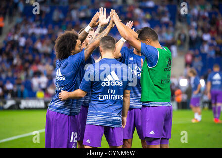 BARCELONA - SEP 18: Real Madrid-Spieler feiern ein Ziel bei der La Liga-Match zwischen RCD Espanyol Barcelona und Real Madrid CF im RCDE Stadion am 18. September 2016 in Barcelona, Spanien. Bildnachweis: Christian Bertrand/Alamy Live-Nachrichten Stockfoto