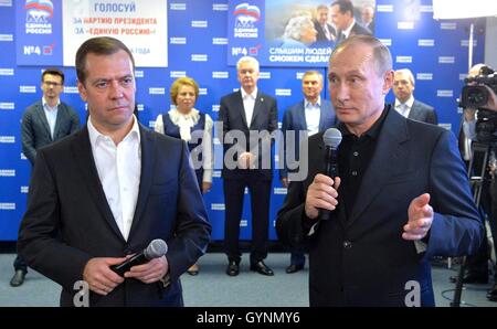 Moskau, Russland. 18. September 2016. Der russische Präsident Vladimir Putin Russisch und Premierminister Dmitry Medvedev sprechen die Medien bei der Geeintes Russland Wahl Parteizentrale nach Abstimmung für die Duma 18. September 2016 in Moskau, Russland. Putins Partei Einiges Russland gewann 343 Plätze von insgesamt 450 in der Duma ebnet den Weg für ihn zu laufen für eine vierte Amtszeit als Präsident. Bildnachweis: Planetpix/Alamy Live-Nachrichten Stockfoto