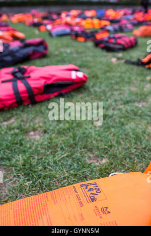 London, UK. 19. September 2016. "Rettungsweste Friedhof" Anzeige von Flüchtlingen und Wohltätigkeitsorganisationen in Parliament Square als Weltmarktführer treffen Sie auf Migration-Gipfel der Vereinten Nationen in New York. Copyright Carol Moir/Alamy Live News. Stockfoto