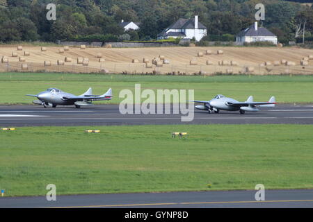 LN-DHZ und LN-DHY, zwei de Havilland Vampire aus der Royal Norwegian Air Force historische Squadron, Abfahrt Flughafen Prestwick. Stockfoto