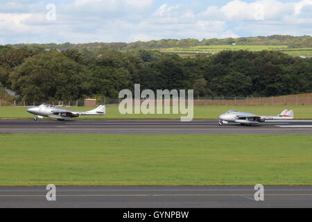 LN-DHZ und LN-DHY, zwei de Havilland Vampire aus der Royal Norwegian Air Force historische Squadron, Abfahrt Flughafen Prestwick. Stockfoto