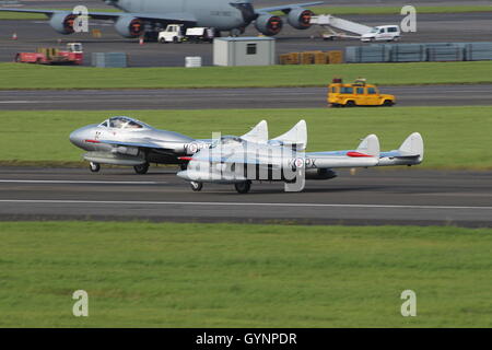 LN-DHZ und LN-DHY, zwei de Havilland Vampire aus der Royal Norwegian Air Force historische Squadron, Abfahrt Flughafen Prestwick. Stockfoto