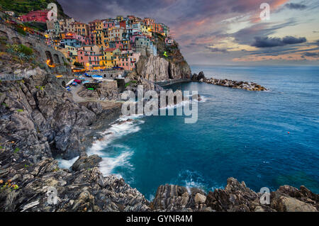 Manarola. Bild von Manarola (Cinque Terre, Italien), während des Sonnenuntergangs. Stockfoto