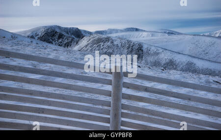 Cairngorm Berge im Winter vom Skigebiet Stockfoto