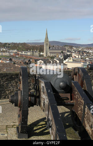 Kanone an den Wänden von Londonderry, Nordirland, mit Blick auf The Bogside-Viertel der Stadt. Stockfoto