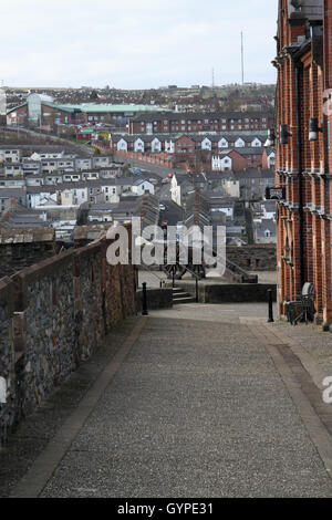 Suche entlang den Wänden der Derry auf The Bogside Bereich jenseits der Kanone und Wände Stockfoto