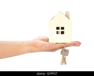 Hand, die ein Hausmodell und Schlüssel auf einem weißen Hintergrund Stockfoto