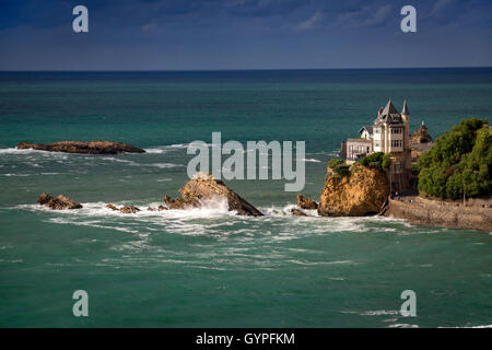 Im französischen Baskenland erschossen ein hohen Winkel auf die Beltza Villa vor dem Sturm (aka Belza Biarritz atlantischen Pyrenäen-Frankreich) Stockfoto