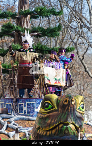 Ray Halbritter Wellen von der Oneida Indian Nation Parade Float in Macy's Thanksgiving Day Parade in New York City Stockfoto