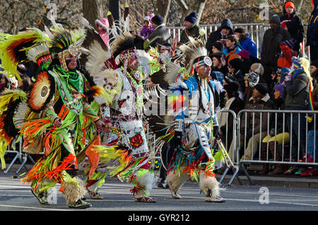 Mitglieder des Minnesota ansässigen Einheimischen stolz Tänzer in die Macy's Thanksgiving Day Parade in New York City. Stockfoto