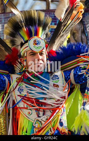 Ein Reiter auf der Oneida Indian Nation Schwimmer winkt der Menschenmenge auf der Macy's Thanksgiving Day Parade in New York City. Stockfoto