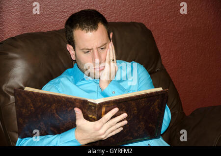 Mann, Erinnerungen zu einem alten Fotoalbum betrachten. Stockfoto