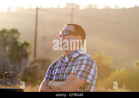 Trübe Sicht des Menschen Blick mit Sonne reflektiert seine Sonnenbrille ab. Stockfoto