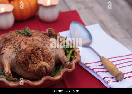 Rosmarin gebratene Ente gefüllt mit Brot Füllung und beringt mit Spargel in einer Keramik-Schale während der Ferienzeit. Stockfoto