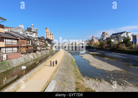 Kyoto, Japan - 6. November 2015: Ansicht von Kamo River im Zentrum von Kyoto an einem sonnigen Herbsttag. Stockfoto