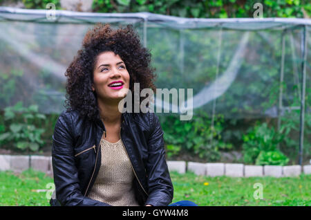 exotisch schöne junge Mädchen entspannend im Garten Stockfoto