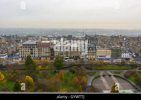 Edinburgh Princes Street Gardens und die Stadt von der Burg in Schottland, Großbritannien Stockfoto