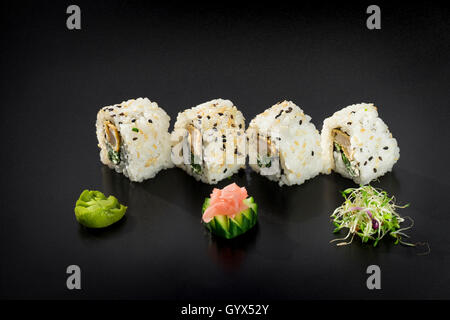 Verschiedene Arten von Sushi zubereitet im japanischen Stil Stockfoto