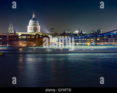 St. Paul-Kathedrale und die Millennium Bridge über die Themse in der Nacht entnommen Bankside, London, England Stockfoto