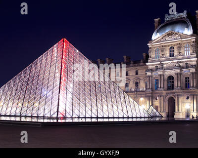 Louvre-Pyramide (Pyramide du Louvre) im Louvre Museum, Paris, Frankreich, in der Nacht Stockfoto