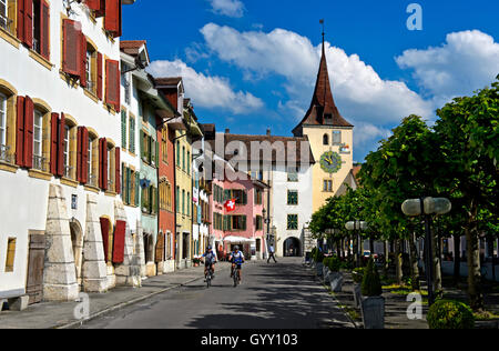 Wichtigsten Sqaure, Bourg mit Clocktower Tor in der alten Stadt von Le Landeron, Schweizer Welterbe-Aufstellungsort, Kanton Neuenburg, Schweiz Stockfoto